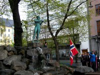 Representanter fra Ole Bull 2010 og 17. mai-komiteen i Bergen la ned krans på statuen av Ole Bull på nasjonaldagen. Bull på nasjonaldagen
