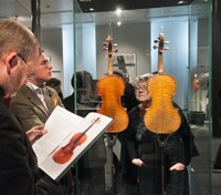 Nesten 5000 besøkende var innom Permanenten og utstillingen "Ole Bull og mesterinstrumentene", i perioden 26. mai - 9. juni. (foto: Dag Fosse) Fiolinsuksess