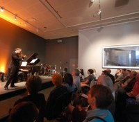 Fiolinen som er blitt bygget i Permanenten ble i dag prøvespilt av Henning Kraggerud. Christian Ihle Hadland supplerte på piano. (foto: Maria Tripodianos) Mesterfiolinen