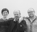 Det er trekløveret Nils Økland, Mari Lyssand og Sigbjørn Apeland som står for formidlingen under Ole Bull-skolekonsertene på Lysøen. (foto: dks-hordaland.no) Skolekonserter om Ole Bull