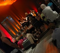 Vertavokvartetten fylte Permanentens fiolinutstilling med sommerstemte konsertgjengere under ukens første gratiskonsert, mandag 31. mai. (foto: Maria Tripodianos) Stor pågang