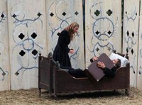Ole Bull, spilt av Randolf Walderhaug, vil ikke gi fra seg sin reisekoffert til Felicité, spilt av Jeanette M. Kjær. Norges første spel om Ole Bull oppnådde gode besøkstall helga 13.-15. august. (foto: olebullspelet.no) Suksess for Fossegrimen