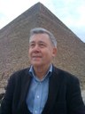 Harald Herresthal, biographer and winner of the Ole Bull Prize, standing before the Cheops Pyramid, Cairo. Bull Prize for Bull Biography